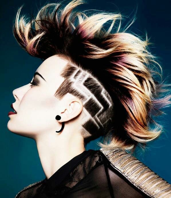 Креативная прическа женская на средние волосы Fohawk with side design Tatuaggi capelli, Capelli, Capelli splendidi