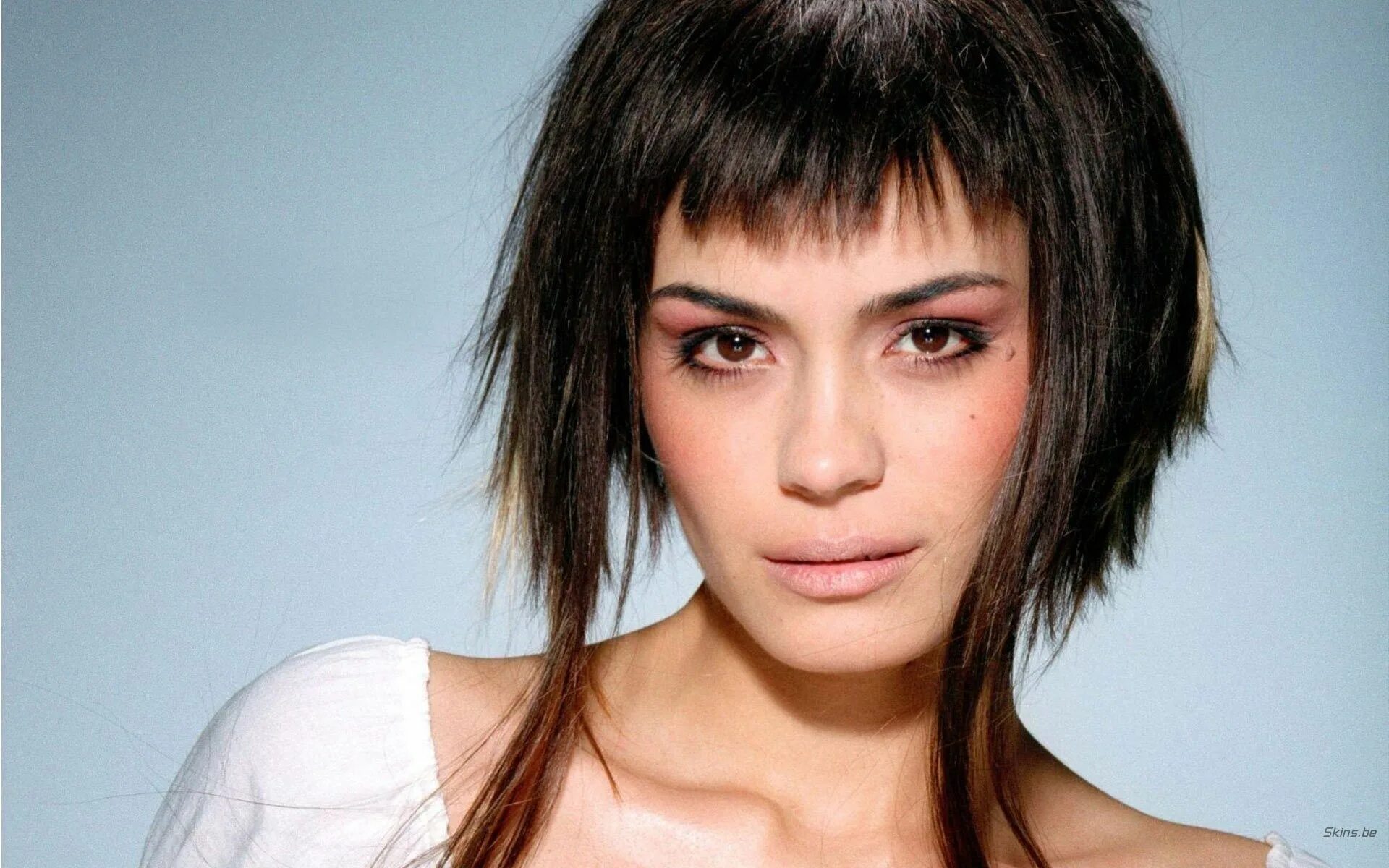 Креативная стрижка челки фото shannyn sossamon Short hair with bangs, Long hair styles, Cute hairstyles for sh