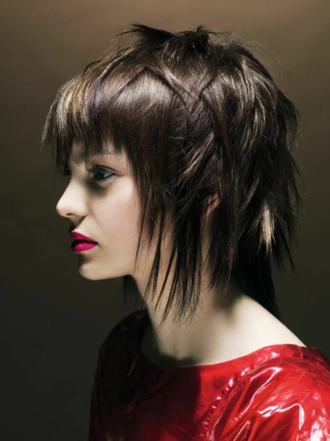 Креативная стрижка на среднюю длину волос 21 Edgy Haircuts for Women to Look Super Model Medium choppy hair, Edgy medium h
