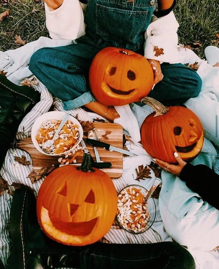 Креативное фото с тыквой halloween aesthetic #halloween #2019 Cozy Halloween Aesthetic - Cozy Autumn Wand