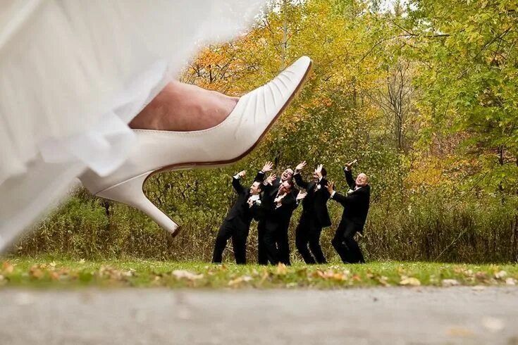 Креативные фото дня 22 Photos of Groomsmen That Will Make You Smile - weddingtopia Funny wedding pic
