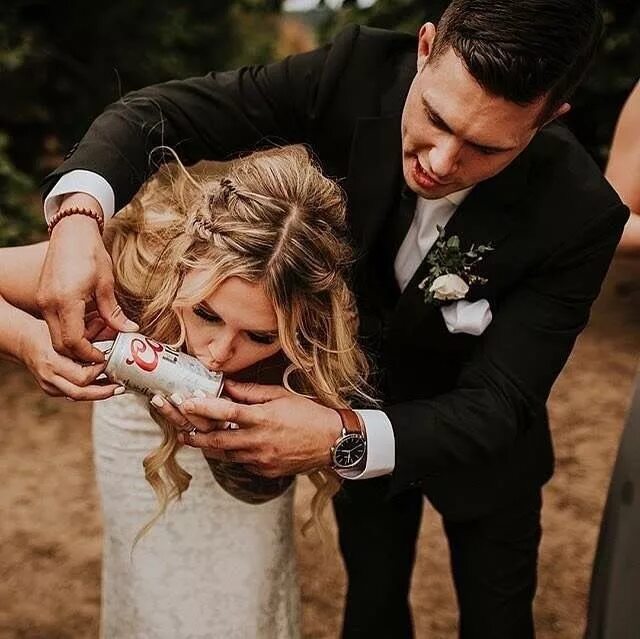 Креативные фото на свадьбу Pin by Baylee Flynn on Ball & Chained Country wedding photos, Country wedding pi