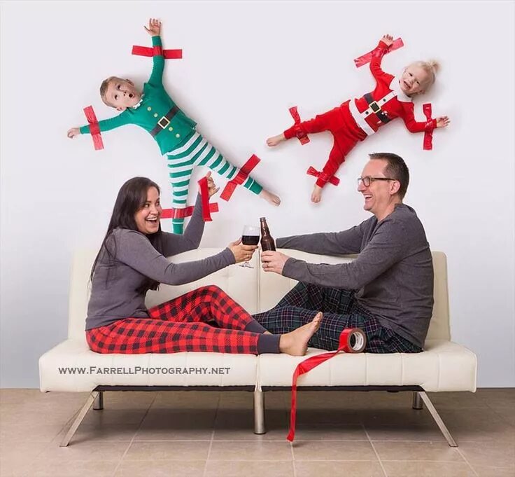 Креативные фото поздравления Creative Christmas Card: Kids Taped to Wall!