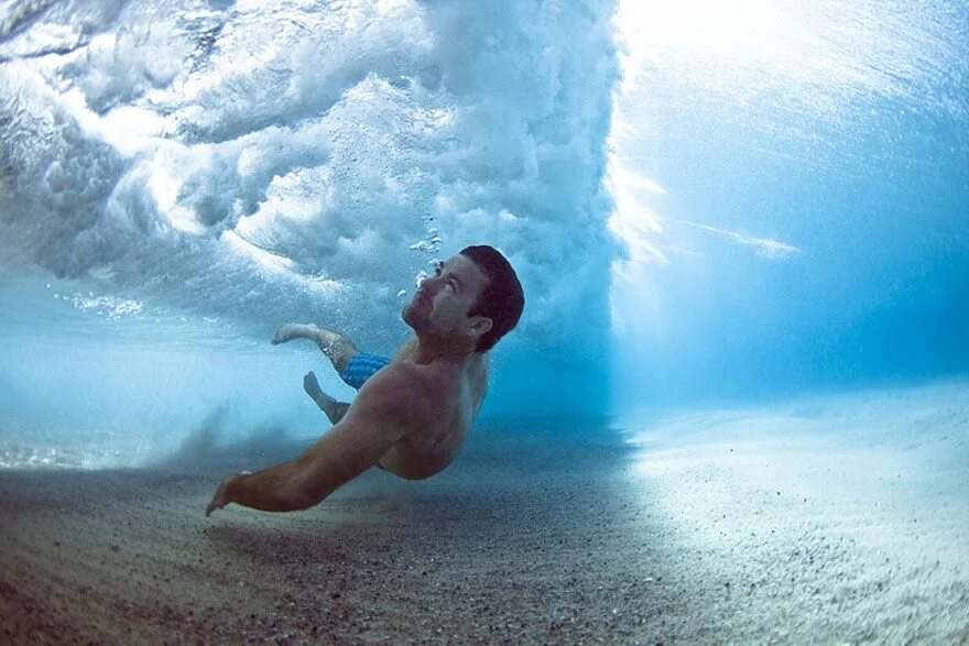 Креативные фото воды Stunning Underwater Photos of People Fighting Against the Ocean Underwater photo