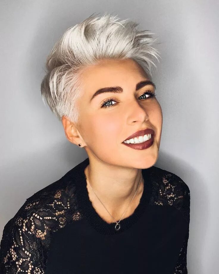 Креативные короткие стрижки для женщин Пепельный тон на дерзкой стрижке Trendy short haircuts, Short haircut styles, Sh