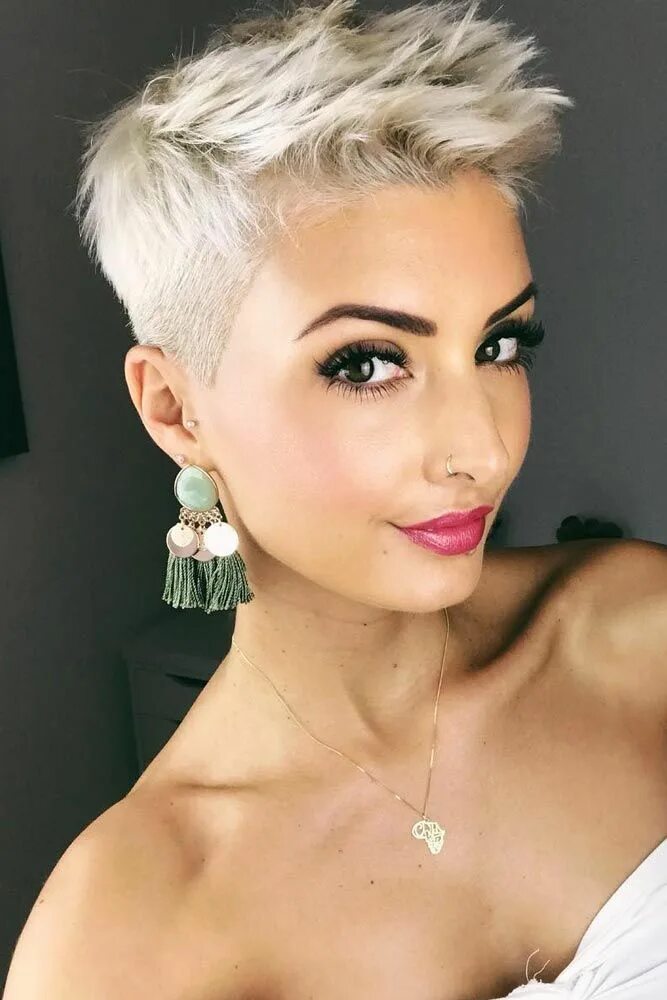 Креативные короткие стрижки для женщин Short Edgy Pixie With Undercut Hair styles, Short hair styles for round faces, L