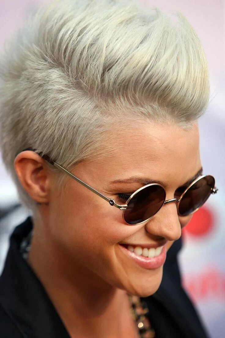 Креативные короткие стрижки для женщин 29 Low-Maintenance Hairstyles for Women Over 40, From Curly Bobs to Pinned Pixie