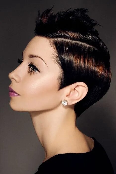 Креативные прически на короткие волосы Kapsels Met Ruig Rebels Kantje! - Korte Kapsels Glossy hair, Hair styles, Short 