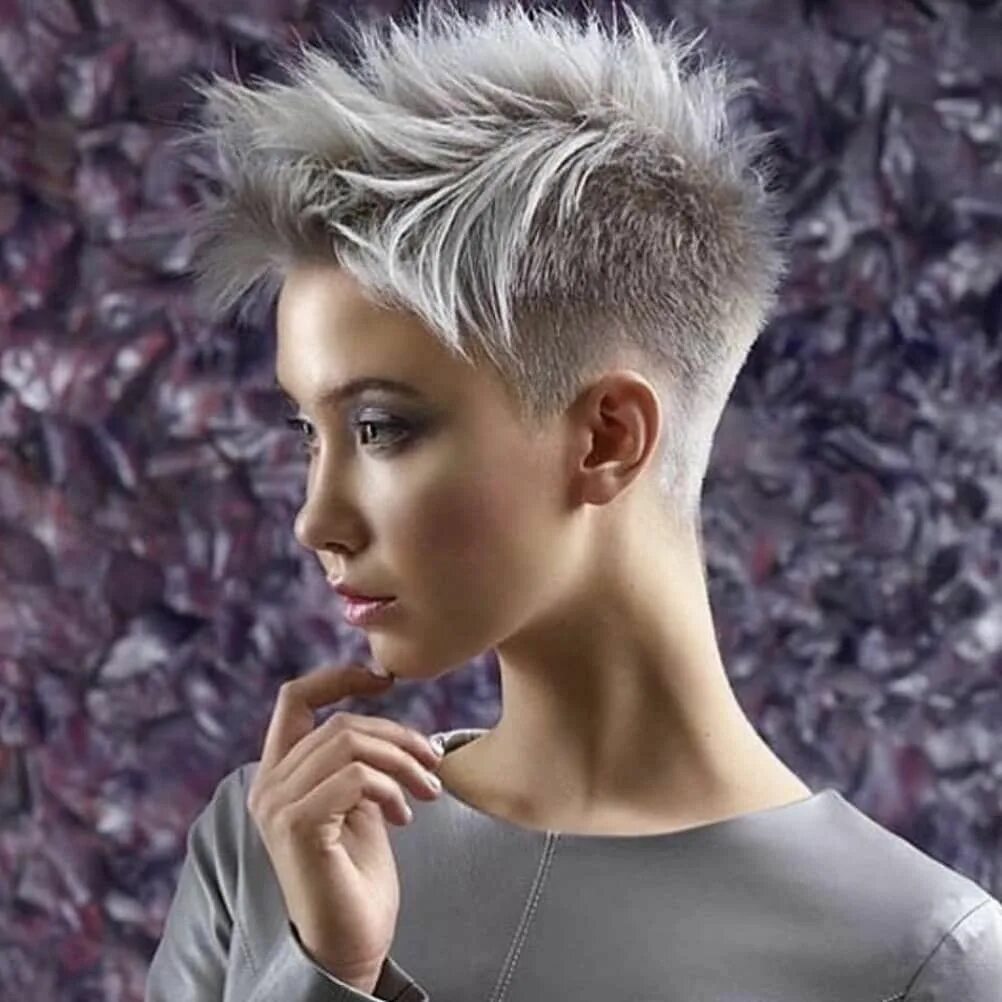 Креативные прически на короткие волосы женские We love this pic we saw on @kratkovlasky.cz - ✂ ️❤ ️✂ ️❤ ️✂ ️❤ #pixiepalooza Short ha