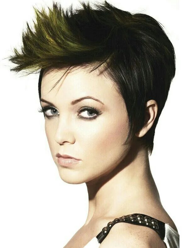Креативные прически на короткие волосы женские Some girls can just rock that Mohawk Short hair styles, Edgy short hair, Oval fa
