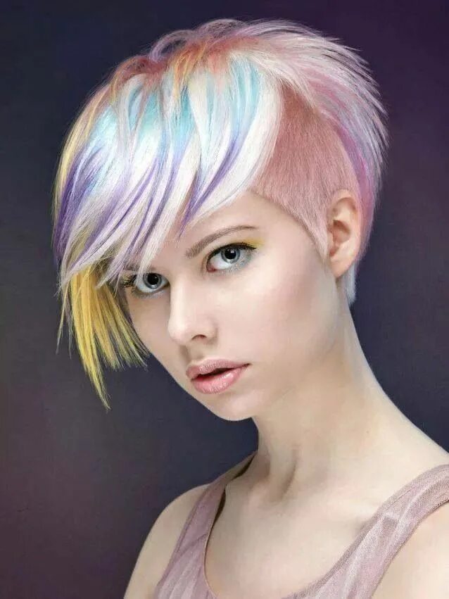 Креативные стрижки волос фото Short bob with shaved sides Short scene hair, Short hair undercut, Scene hair