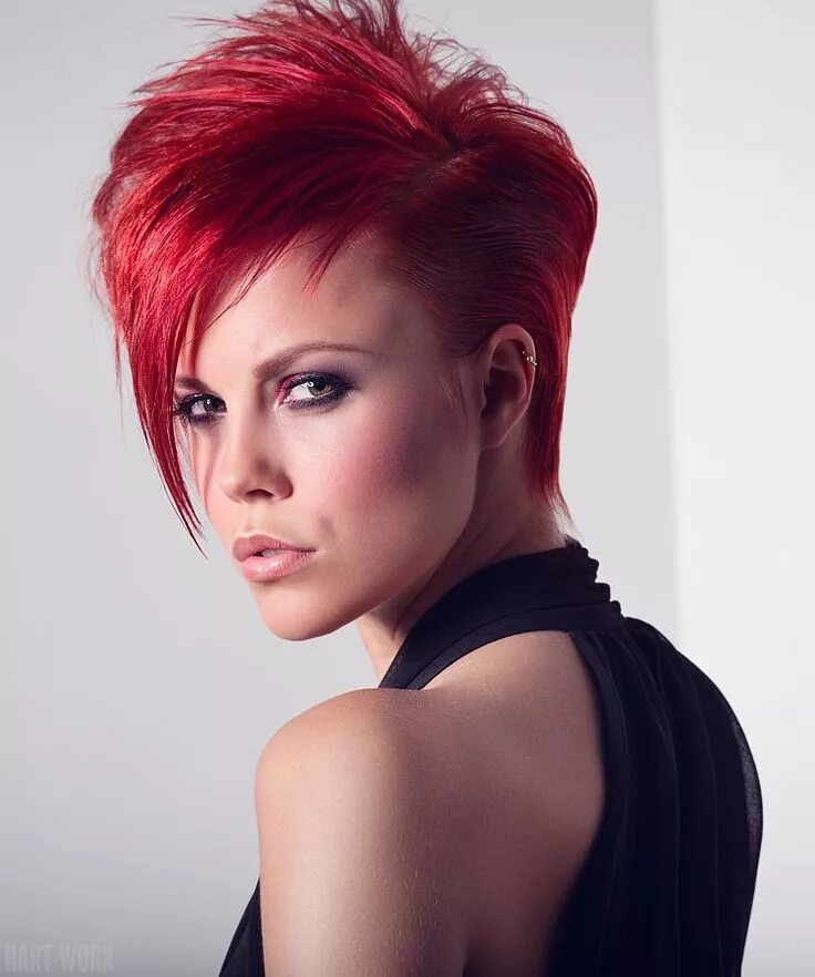 Креативные стрижки волос фото Pin by Brie Sunderman on огненные пряди падают на плечи... Edgy pixie hairstyles