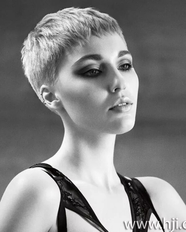 Креативные ультракороткие стрижки фото женские 2015 blonde women's pixie crop hairstyle in 2024 Crop hair, Short pixie haircuts