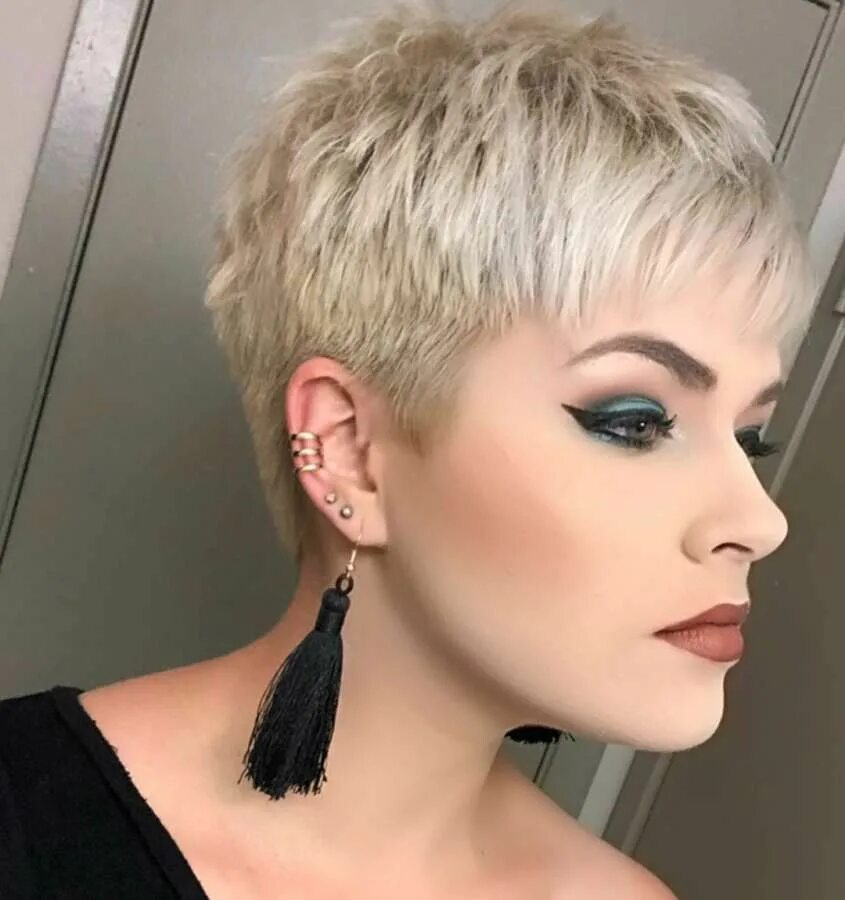 Креативные женские стрижки на короткие волосы 2024 Kingsley Brown Short Hairstyles - 4 Short hairstyles for thick hair, Thick hair 