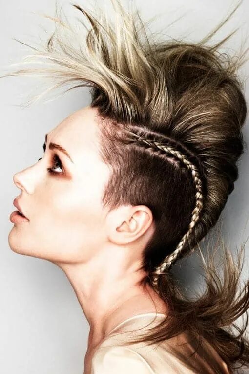 Креативный прически женские 11 Bold Mohawk Hairstyles for Girls to Try - HairstyleCamp Punk hair, Half shave