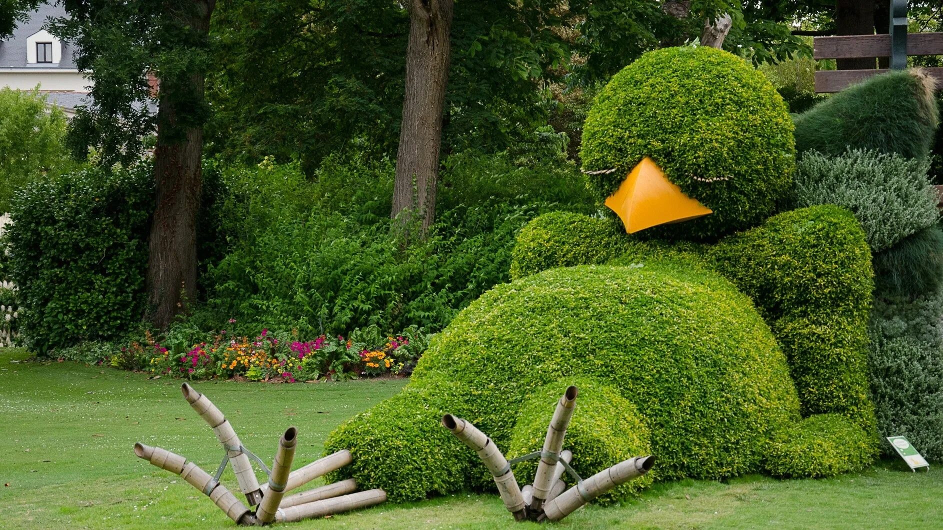 Креативный сад фото The French Garden That's Home to a Giant Sleeping Bird Condé Nast Traveler