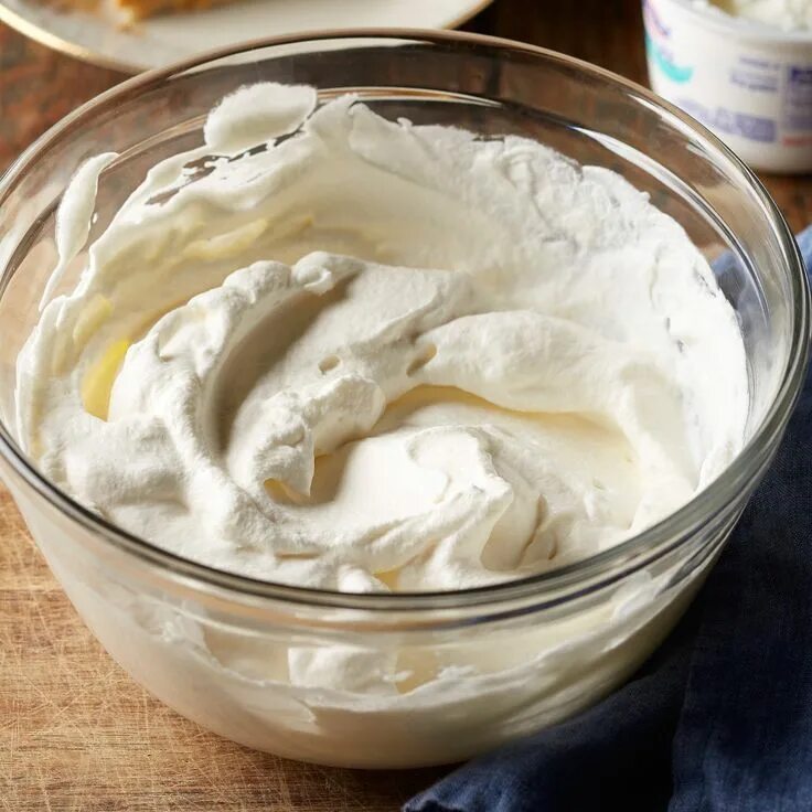Крем из сметаны фото How to Make Whipped Cream in 3 Steps Berry dessert recipes, Making whipped cream