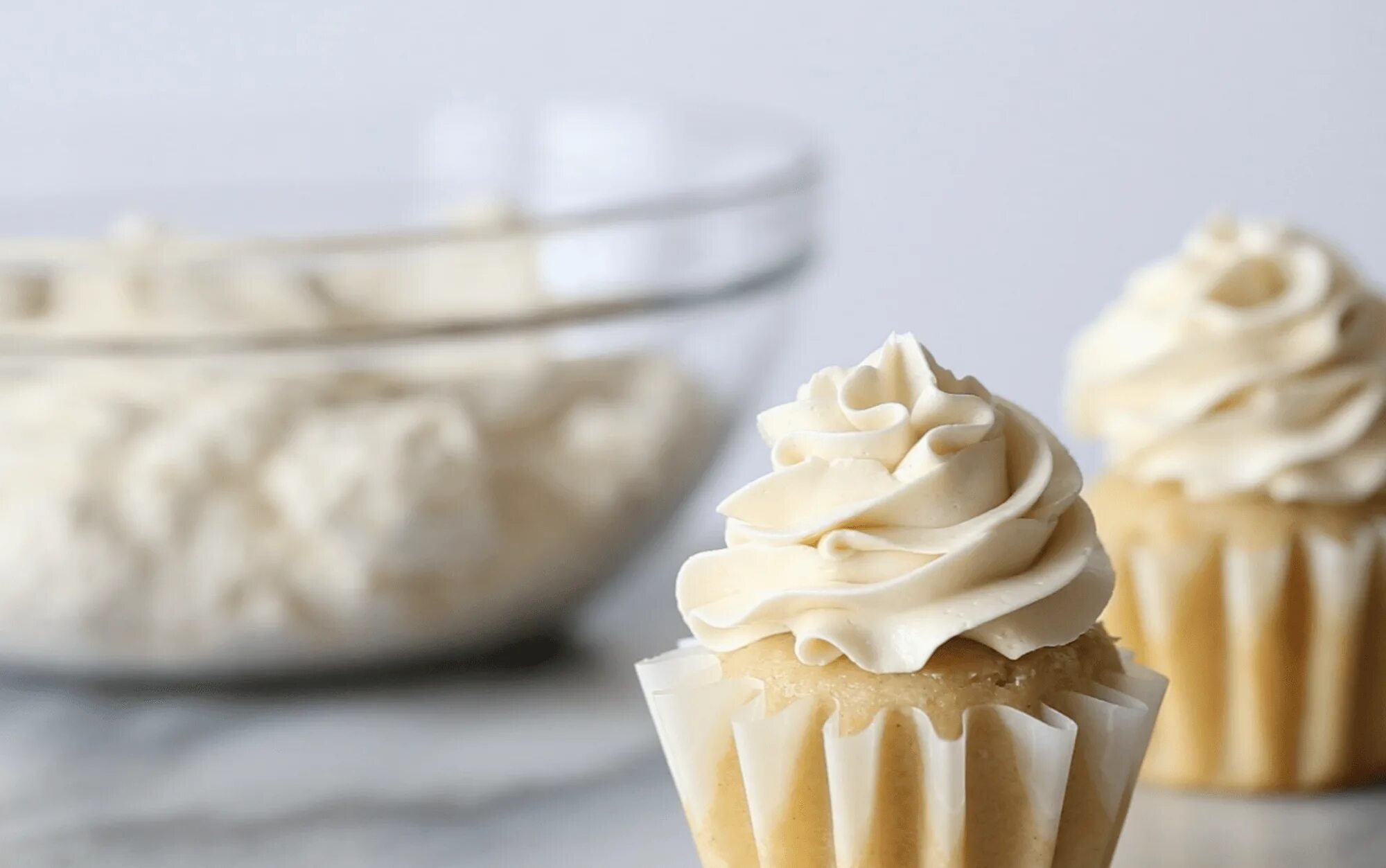 Крем новый фото Naturally Sweetened Swiss Meringue Buttercream Recipe Swiss meringue buttercream