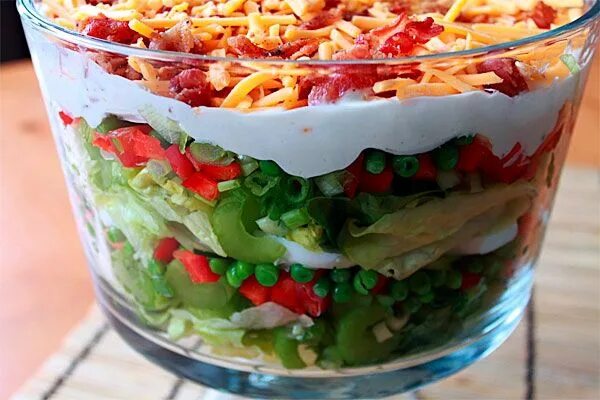 Крем салат фото 7 layer salad with wasabi mayo dressing Seven layer salad, Layered salad, Food