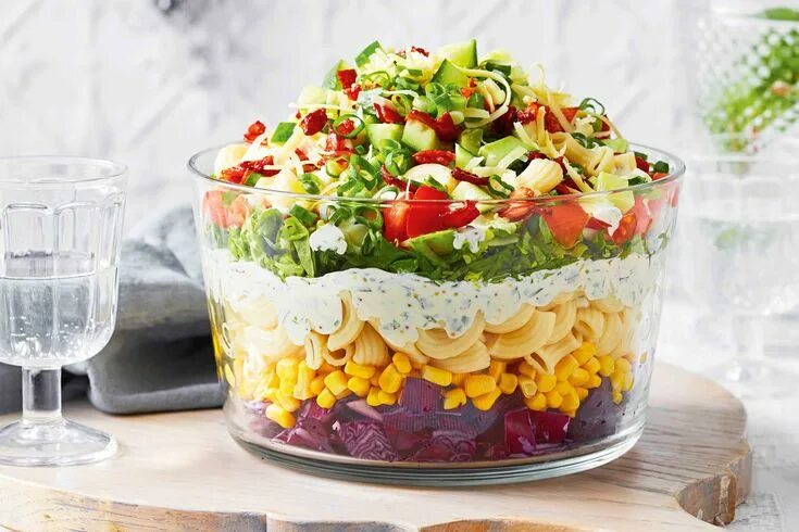 Крем салат фото Layered Christmas pasta salad Recipe Christmas pasta, Christmas salads, Pasta sa