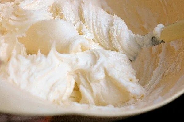 Крем сметана и сгущенка фото https://www.cakepot.com.br/buttercream-acetinado/ O Buttercream Acetinado é uma 