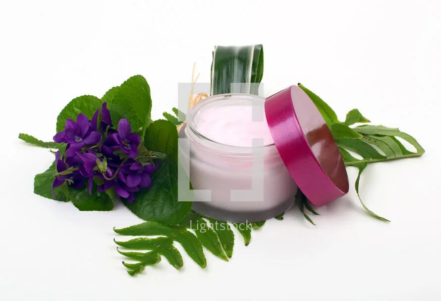 Крема косметика фото Face cream with green leaves isolated on white... - Photo - Lightstock