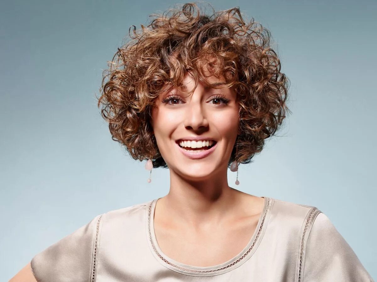 Крупная химия на короткие волосы фото Timeless summer hairstyles inspired by Paris