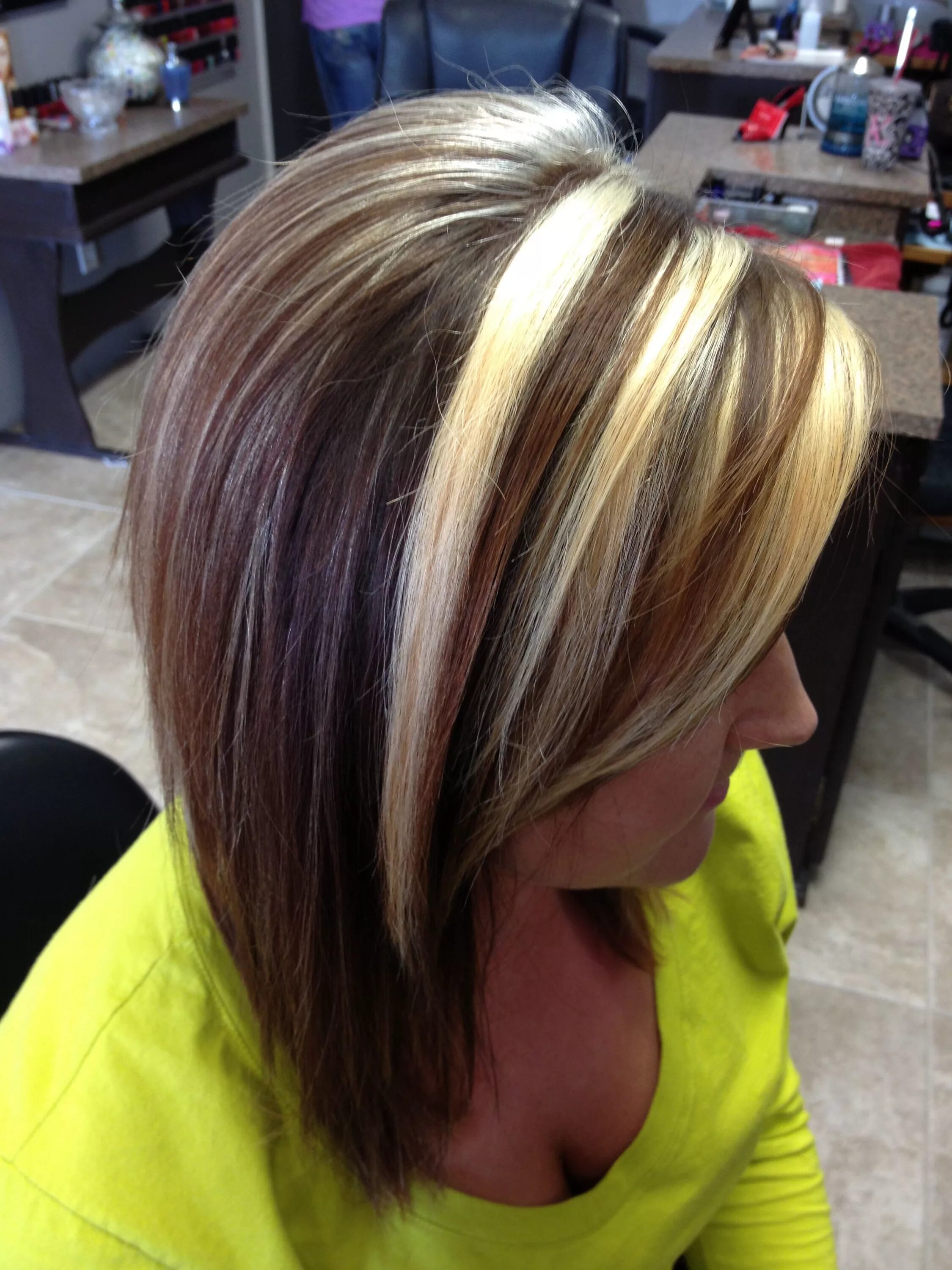Крупное мелирование фото на средние Chunky blondes By: Audrey Miller Hair color highlights, Chunky blonde highlights