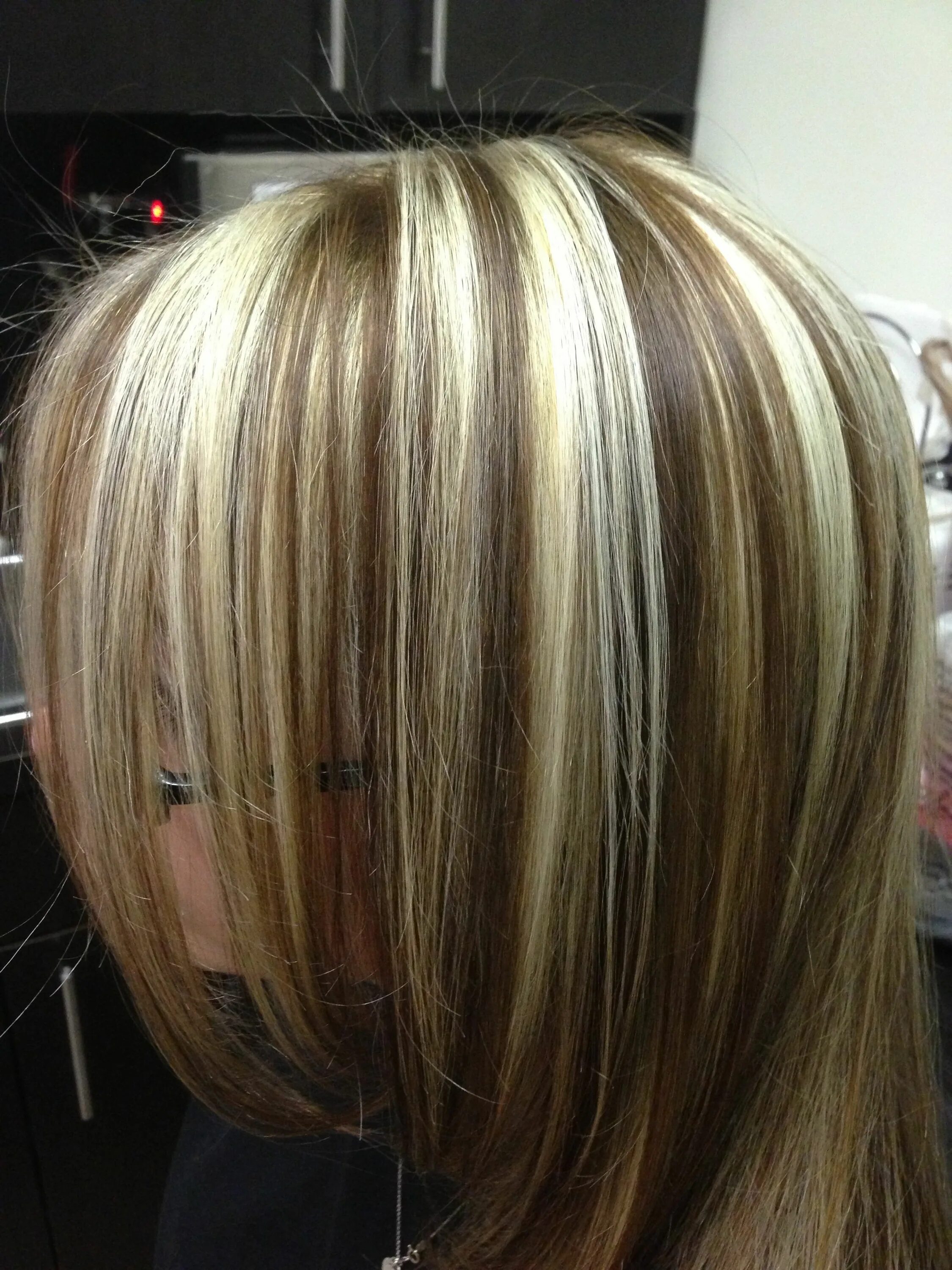 Крупное мелирование на средние волосы фото Blonde highlights and golden brown lowlights Brown blonde hair, Hair styles, Hai
