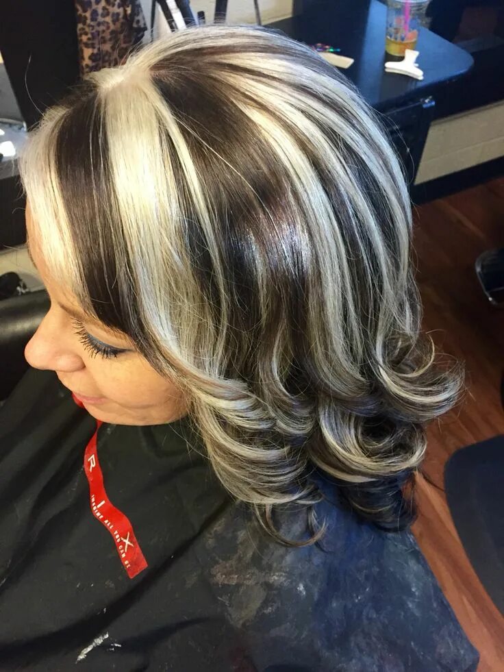 Крупное мелирование на средние волосы фото Medium brown with platinum chunky highlights Chunky blonde highlights, Platinum 