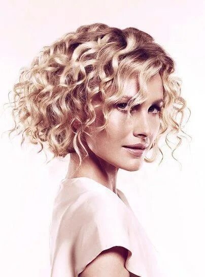 Крупные локоны на короткие волосы фото Pin by STYLE POINTS SALON on HAIR STYLES. Medium curly hair styles, Curly hair s