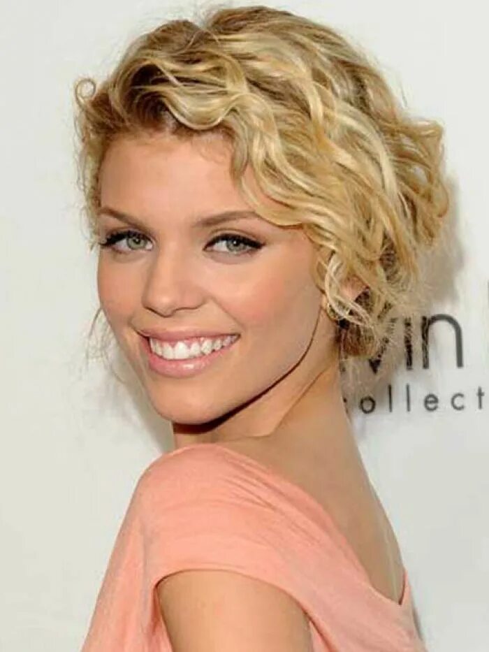 Крупные локоны на короткие волосы фото Hair styles for short curly hair. Love this style! Short wavy hair, Curly hair s