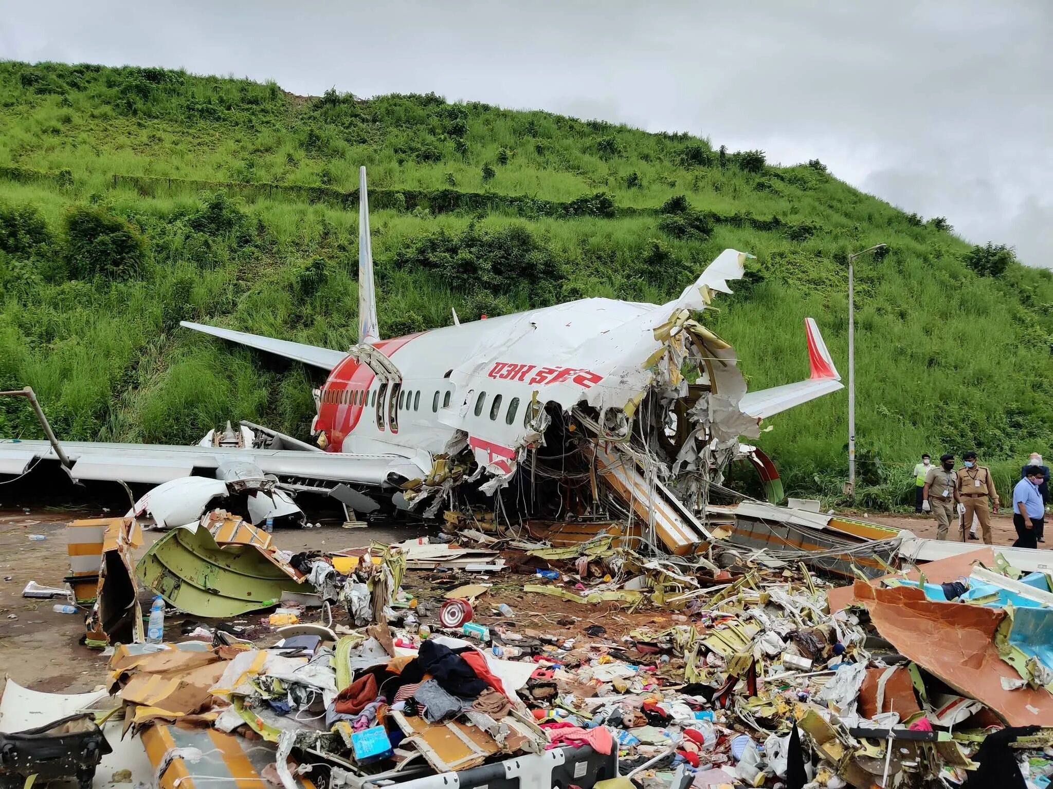 Крушение самолета фото Air India plane mishap: Death toll rise to 18, several hospitalised; Hardeep Sin