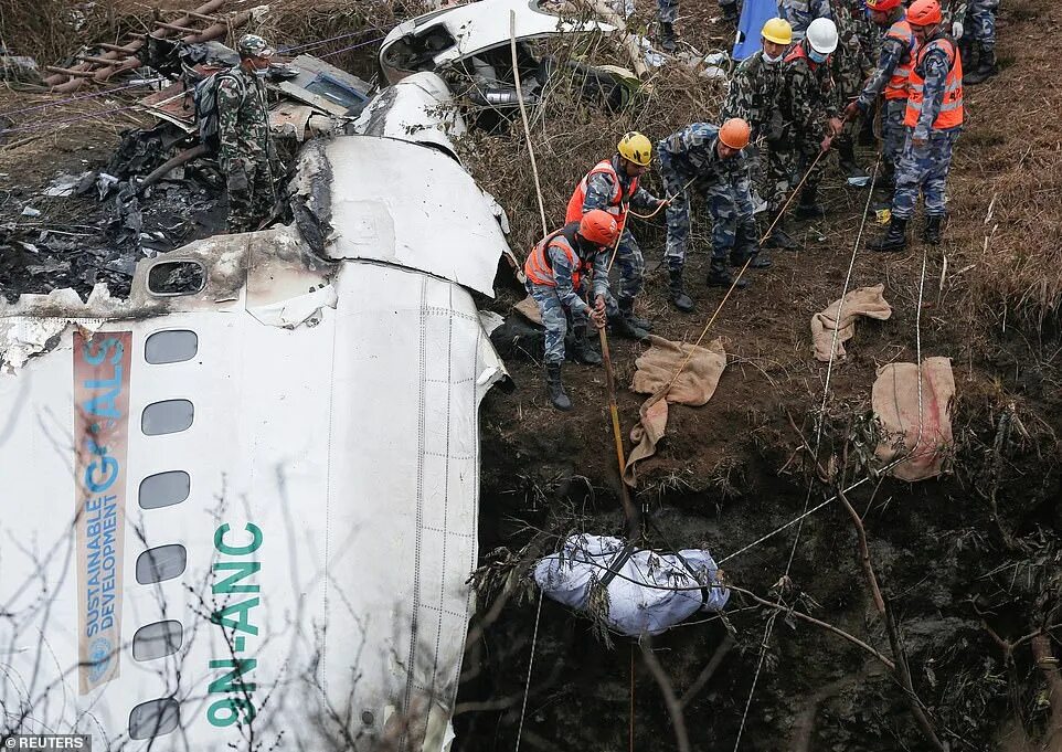 Крушение самолета фото Nepal plane crash rescuers say 'hope of finding any alive is nil' Daily Mail Onl