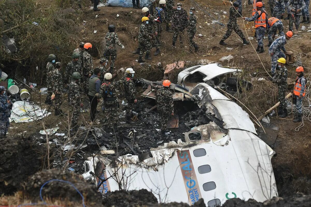 Крушение самолета фото Nepal Plane Crash: Yeti Airlines Black Boxes Found From ATR-72 Wreckage - Bloomb