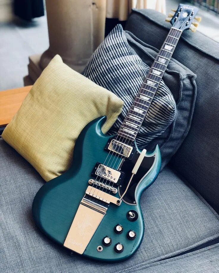 Крутая гитара фото Jason Sinay on Instagram: "65' Gibson SG.... #jasonsinay #1965 #gibson #sg" Guit