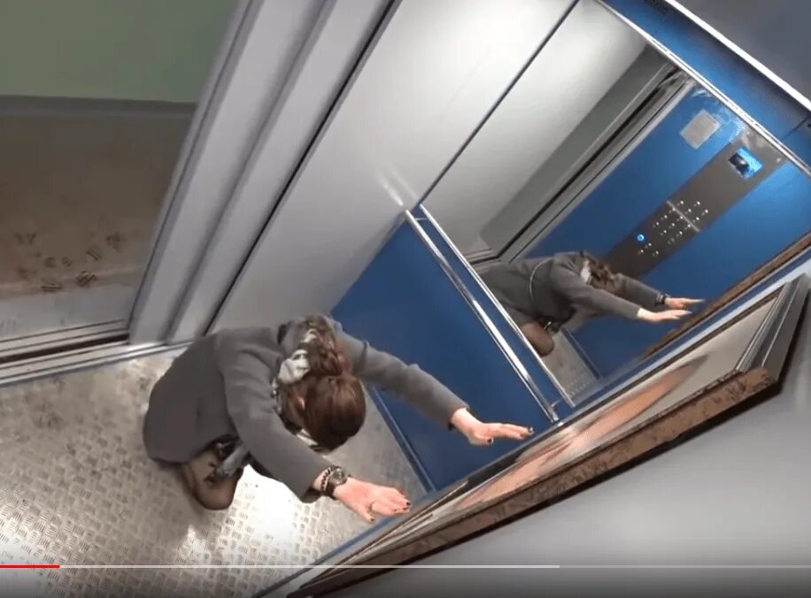 Крутое фото в лифте Пранкеры сняли реакцию москвичей на портрет Путина в лифте