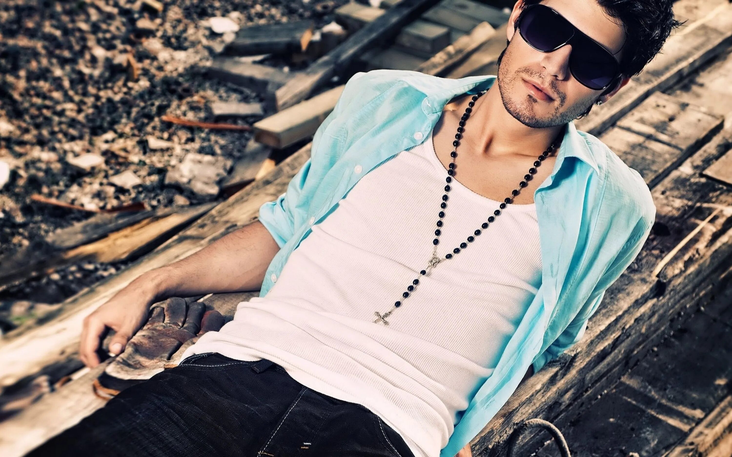 Крутое красивое фото 3840x2400 Resolution glasses, hair, shirt UHD 4K 3840x2400 Resolution Wallpaper 