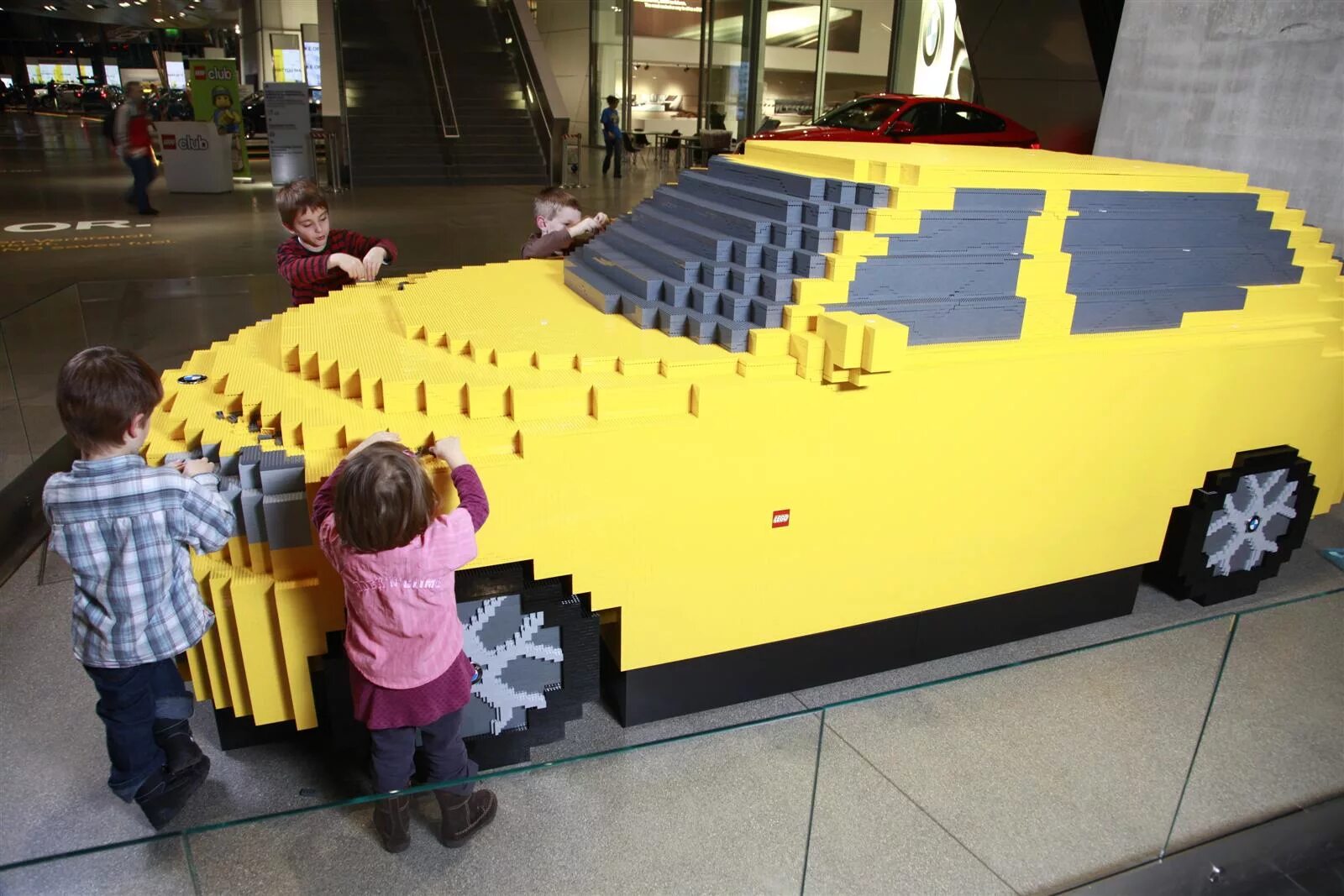 Крутое лего фото Kids Use 165,000 Bricks To Build World's Largest LEGO BMW X1