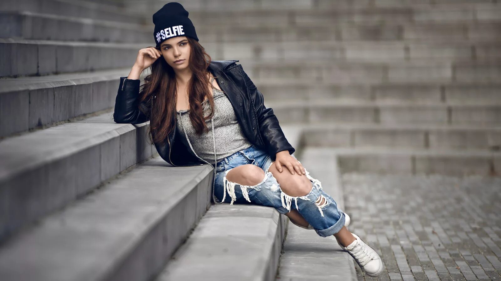 Крутое модное фото обои : женщины, Шерстяной, брюнетка, grey tops, кожаная куртка, рваные джинсы, К