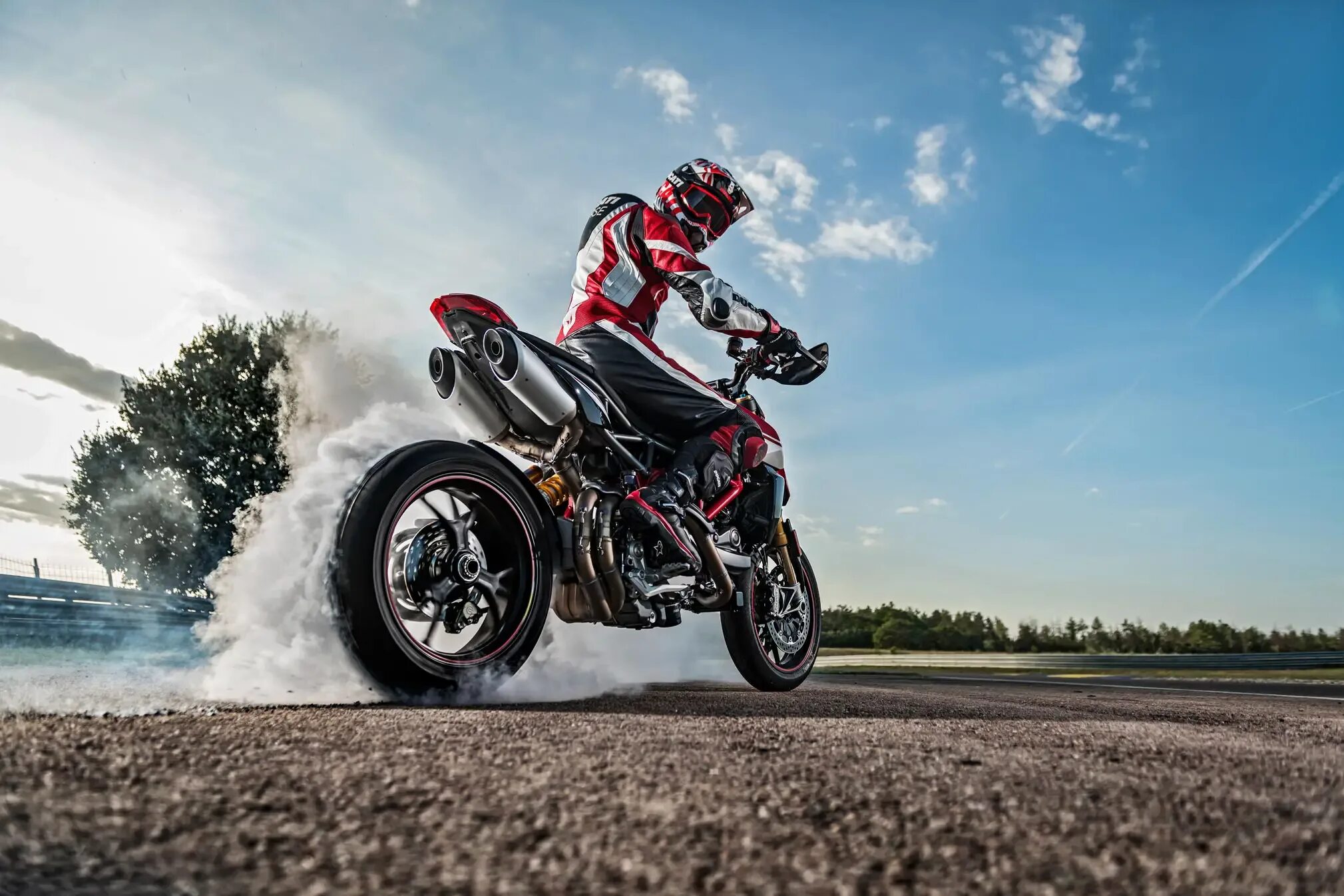 Крутое мото фото 2019 Ducati Hypermotard 950SP Guide * Total Motorcycle