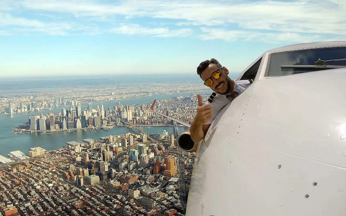 Крутое селфи фото This Pilot's Cockpit Selfies Will Make You Do a Double Take