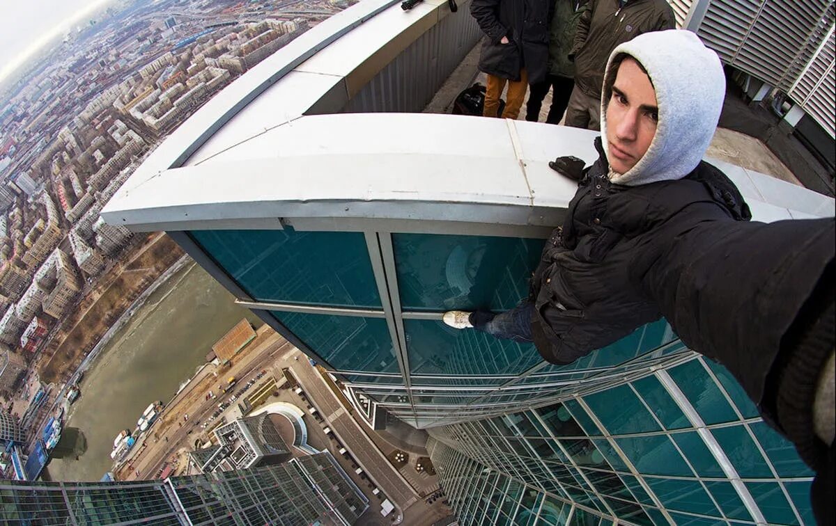 Крутое селфи фото Russian photographer takes breathtaking images from the top of high-rise buildin