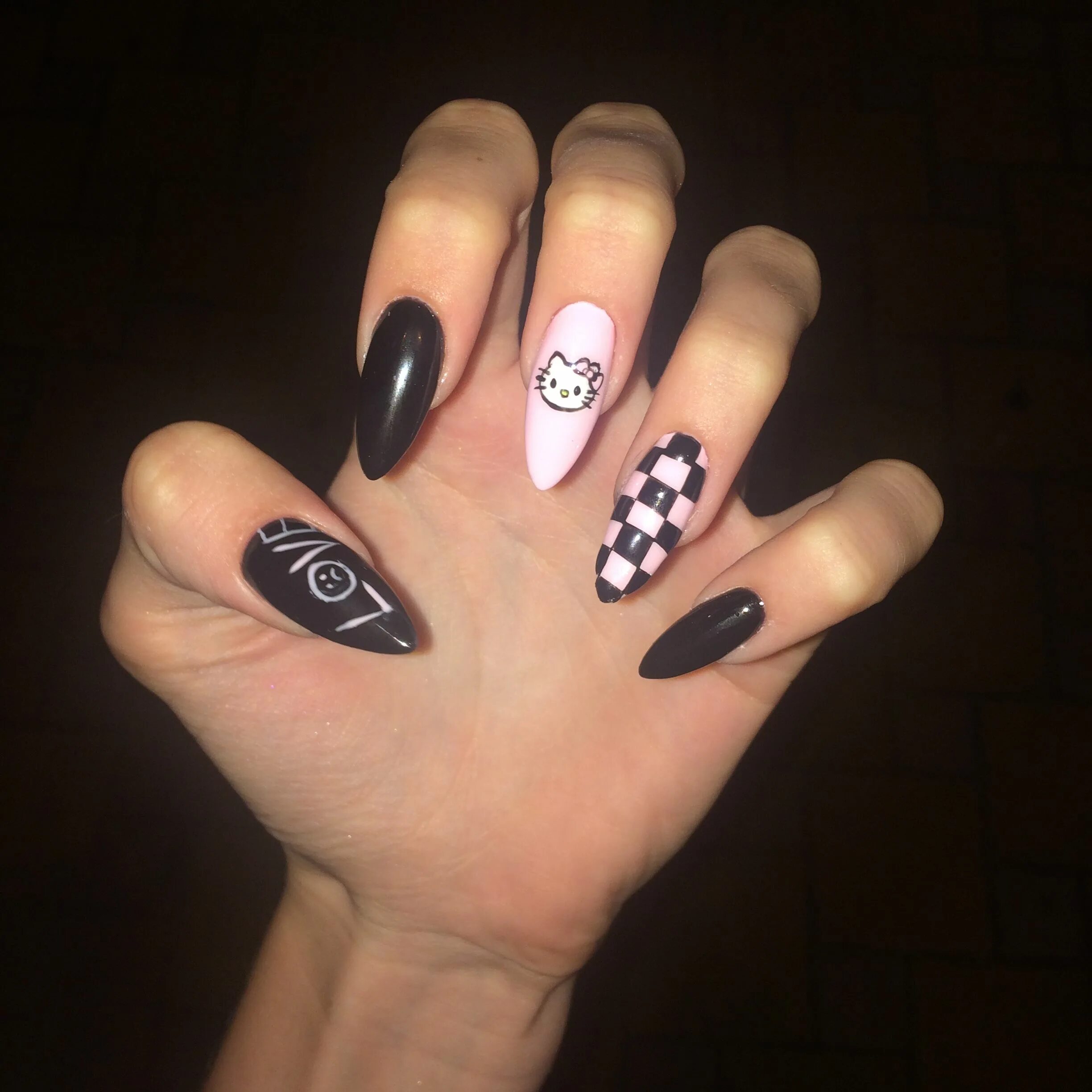 Крутой дизайн ногтей маникюр nails 2020 клеточка hellokitty goth Ногти в стиле грандж, Острые ногти, 