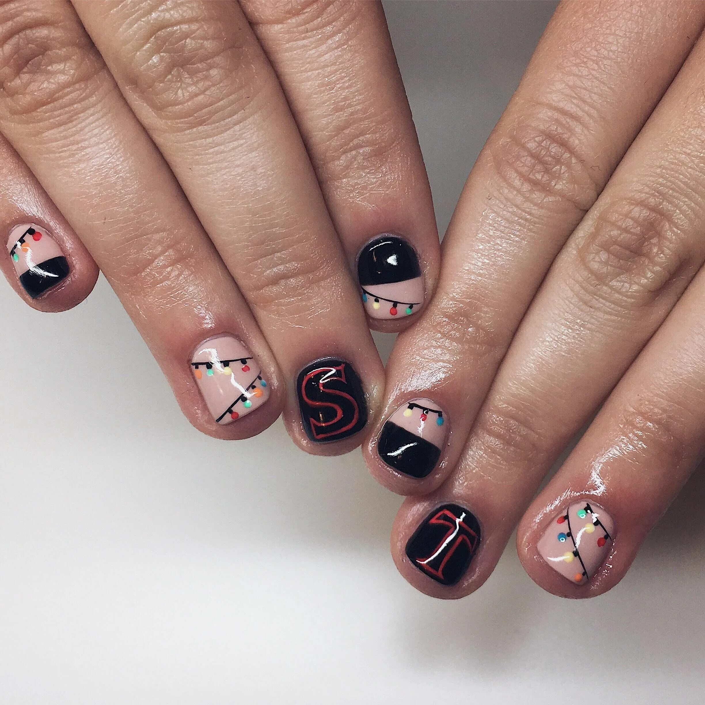 Крутой маникюр на короткие ногти nails from the Upside Down : RedditLaqueristas Nail designs, Stranger things, Na