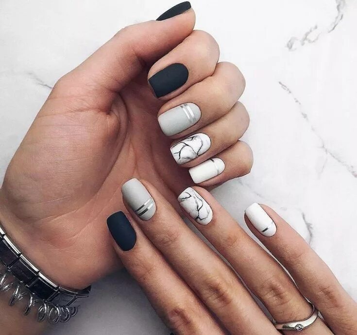 Крутой маникюр на квадратные ногти Unghie gel particolati, smalto di colore nero, smalto grigio effetto marmo Manic