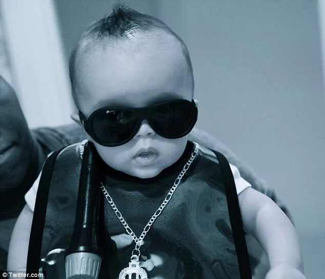 Крутой ребенок фото Mariah Carey's twins Moroccan and Monroe get accustomed to the inflated celebrit