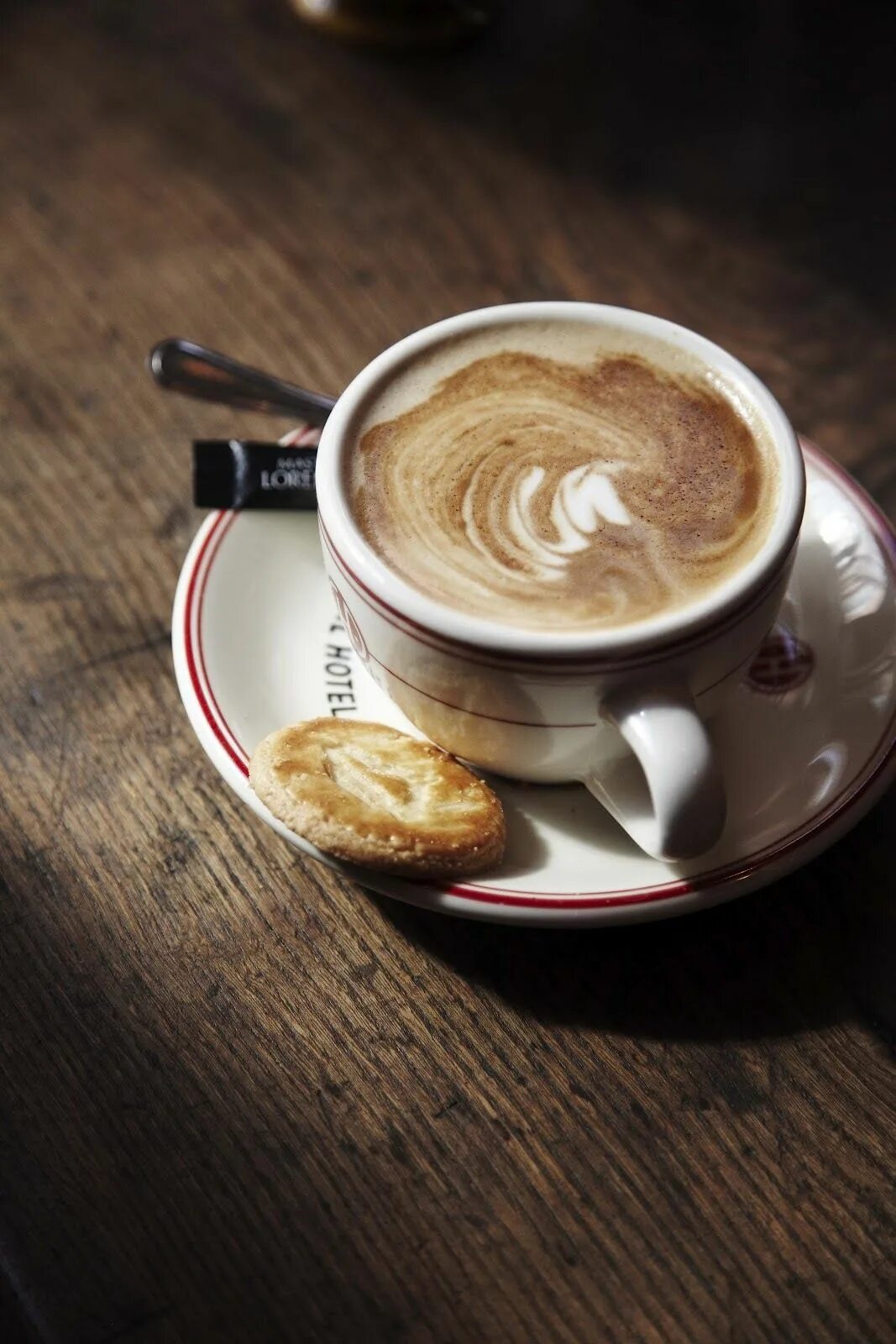 Кружка кофе утром фото Photo 4 of 7 in World's Smallest Hotel and Café in Copenhagen by. Coffee drinks,