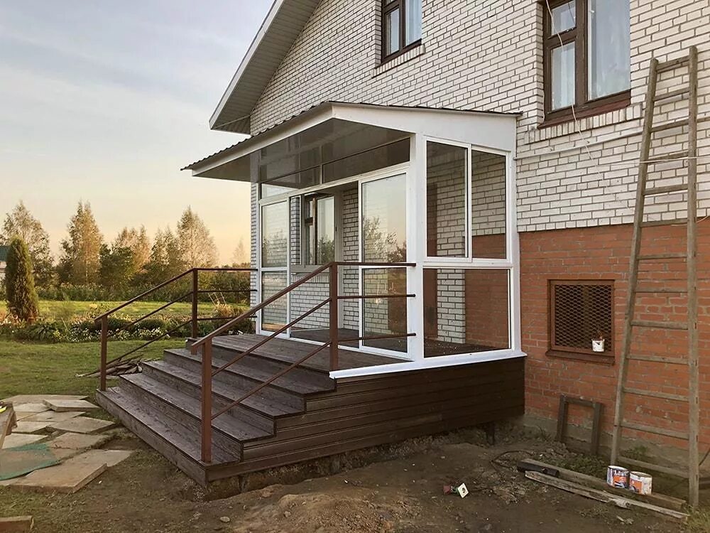 Крыльцо для частного закрытого типа фото Остекление крыльца в СПб - Цены на услуги компании "Балкон-Сервис СПб"