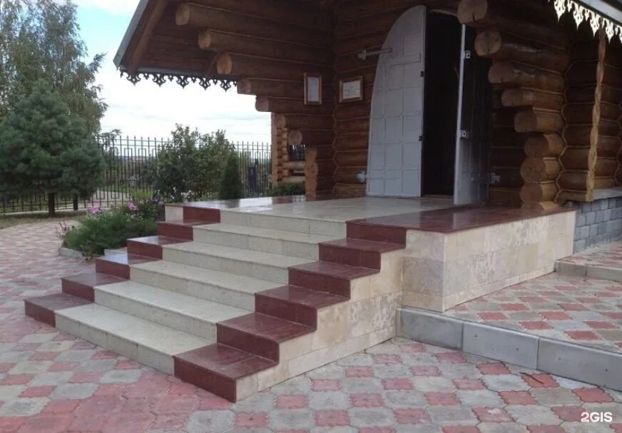 Крыльцо из брусчатки для частного дома фото Алтай сибтрейд, завод-производитель тротуарной плитки и декоративных ограждений,